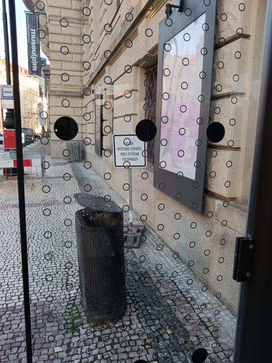 skleněná zastávka zabezpečená plošným polepem kroužky