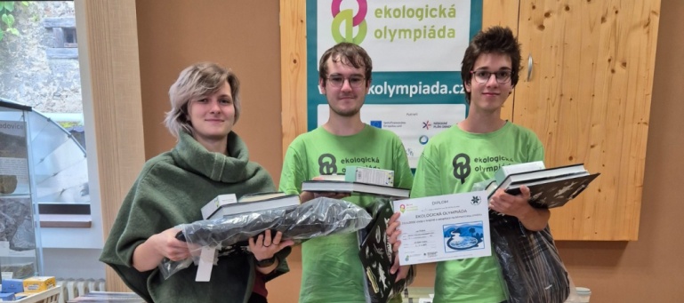 Vítězné družstvo z Liberce s diplomem a cenami.