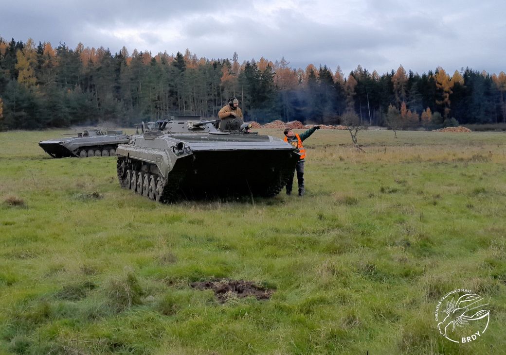 posádka bojového vozidla pěchoty konzultuje výběr projížděné trasy se zooložkou Správy CHKO Brdy.