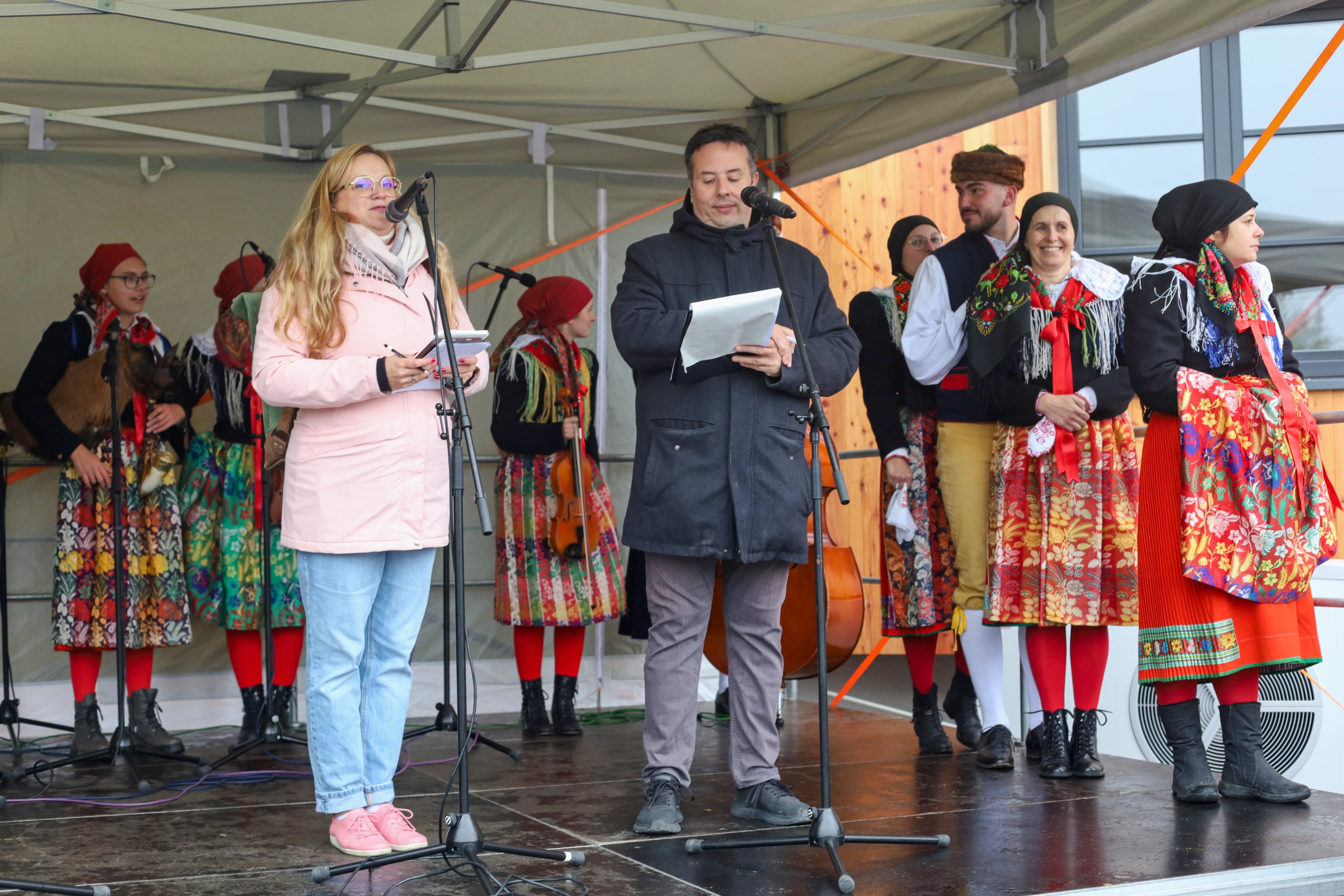 vystoupení dudácké kapely na pódiu